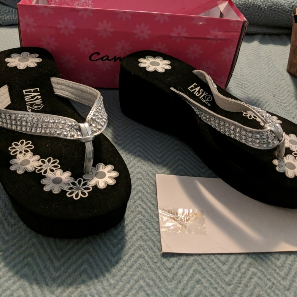 Never worn size 8 cammie flip flops